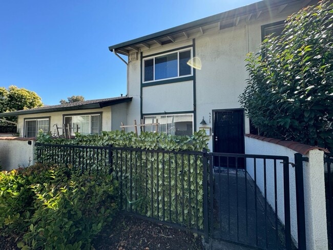 Building Photo - 2 Bedroom/1.5 Bathroom Townhouse Available in Union City!!