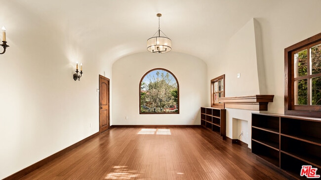 Photo - 637 N Alta Vista Blvd