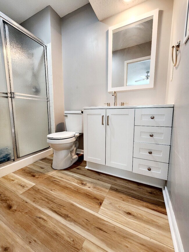 Master bathroom - 9721 W 83rd Ter