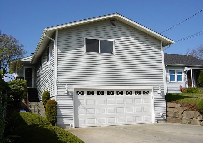 Building Photo - Remodeled 3BR Home Near DT Seattle – A/C, ...