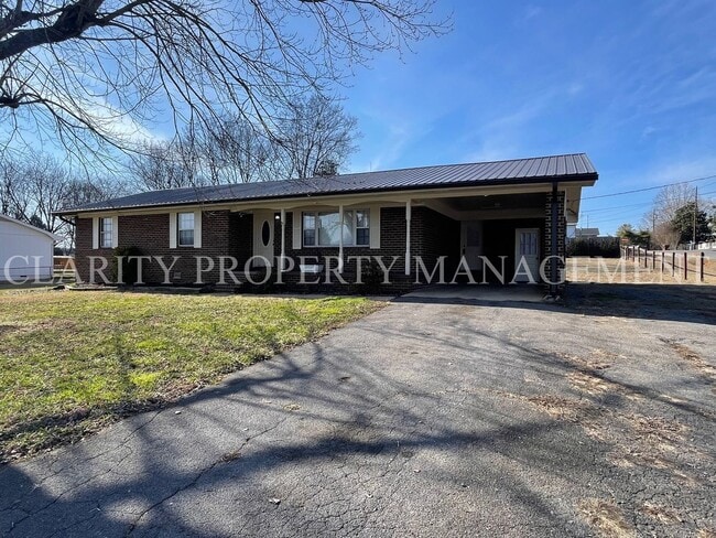 Building Photo - Three bedroom ranch-style home!