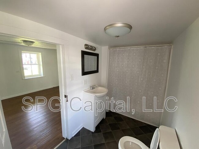 Photo - 34 E York St