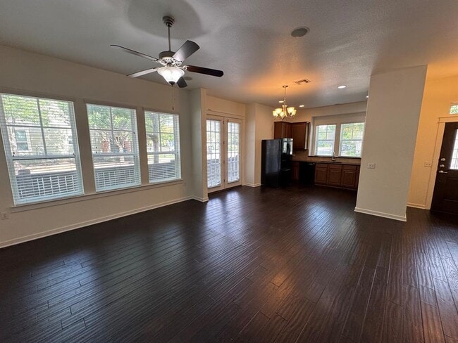 Photo - 2033 Philomena St