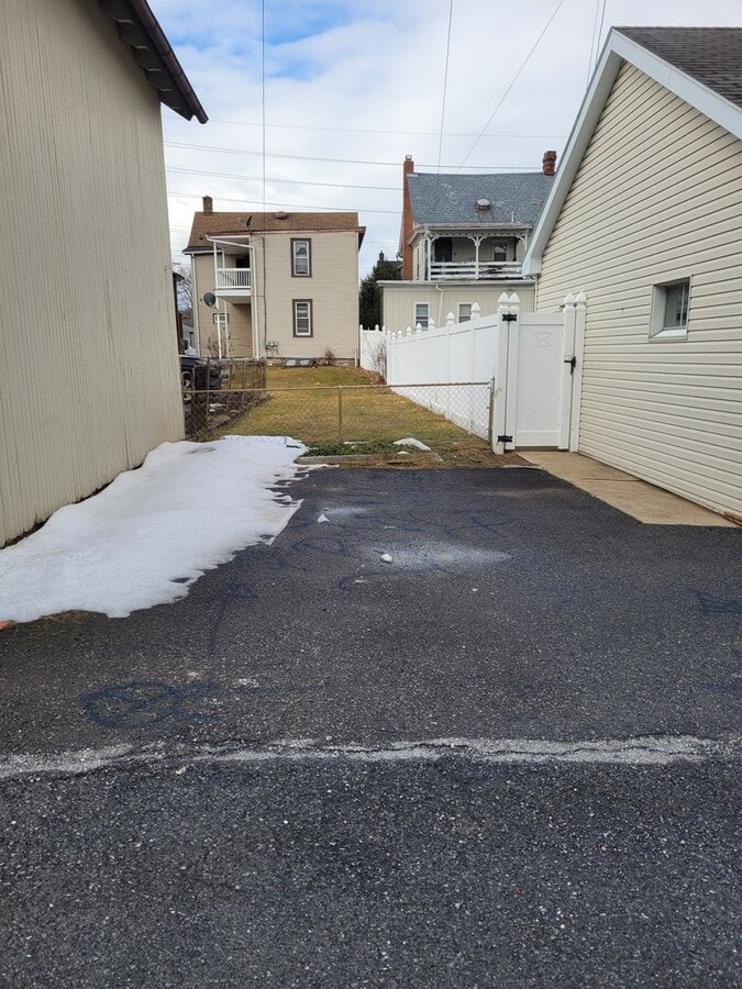 Photo - 132 S 5th Ave Unidad Garage