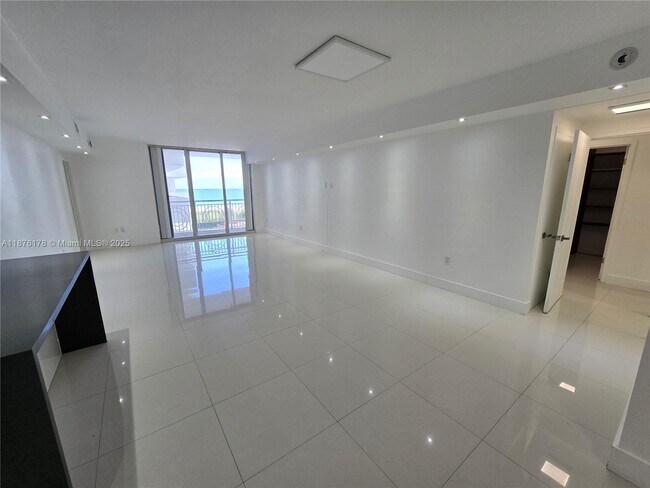 Building Photo - 5825 Collins Ave Unit J4 Rental