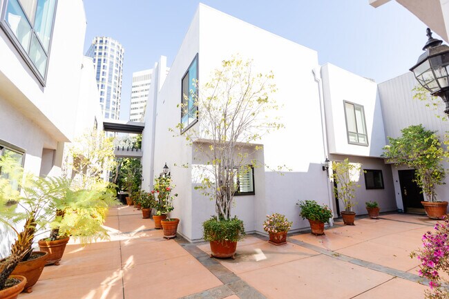 Photo - 10933 Wellworth Ave Unit 4