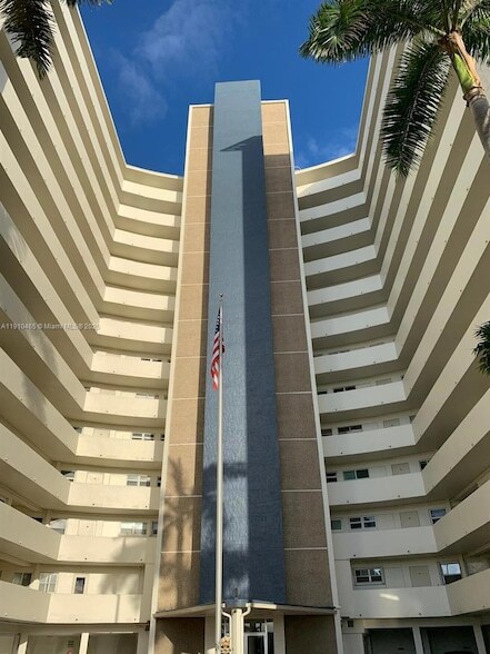 Building Photo - 710 N Ocean Blvd Unit 812