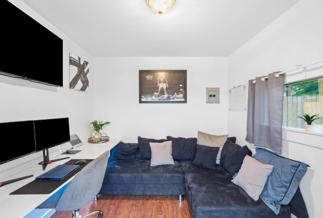 Photo - 9810 NE 3rd St