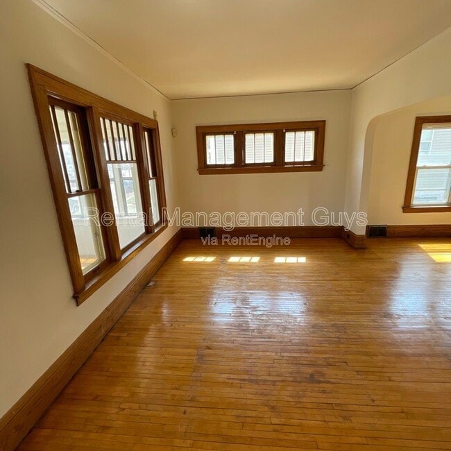 Photo - 3245 Russell Ave N