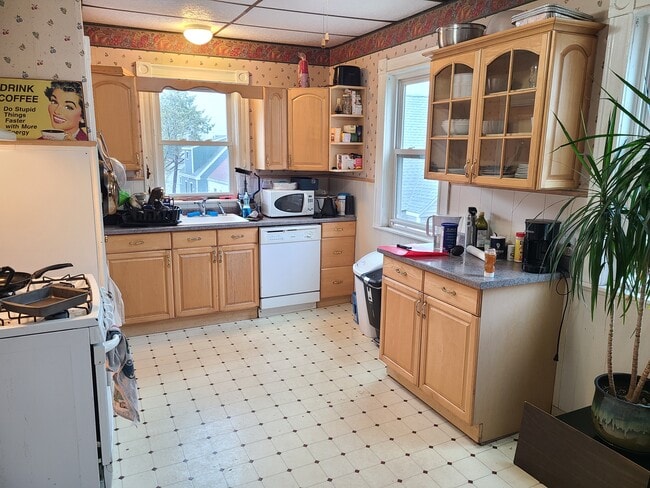 Building Photo - 95 Belmont St Unit 2