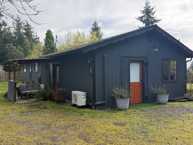 Photo - Updated and Stylish Studio Includes Utilities!