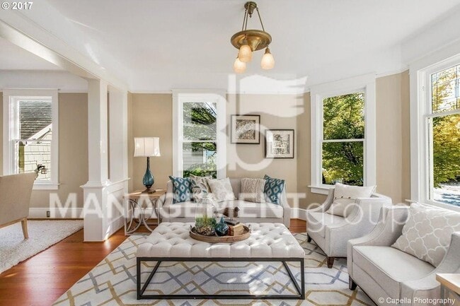 Photo - Johns Landing - Charming Home Near Downtown Portland. Large Gourmet Kitchen!