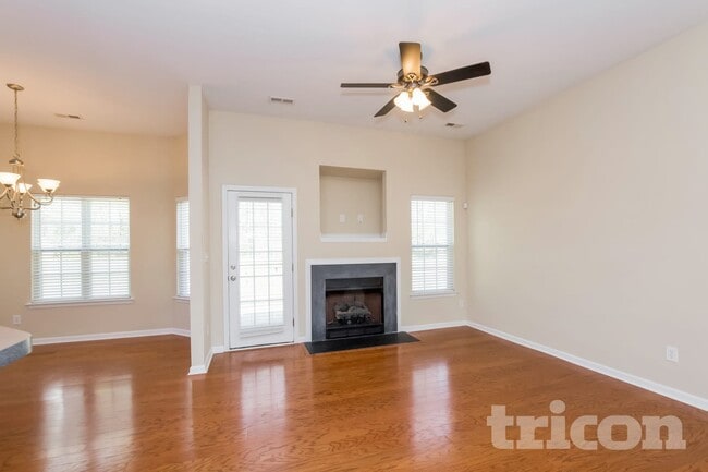 Photo - 717 Yvonne Dr SW