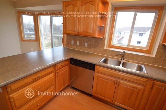 Photo - 2243 Belfast St W