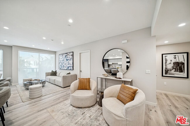 Photo - 1051 S Corning St Unidad 204