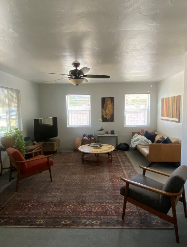 Photo - 617 W 3rd St