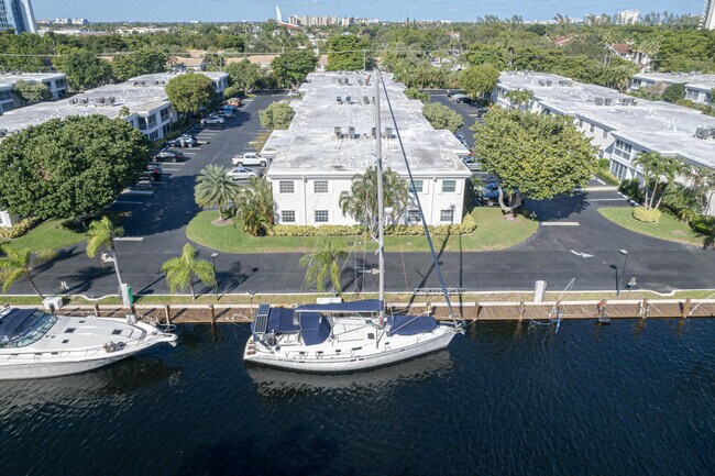 Building Photo - 6299 Bay Club Dr Unit 3