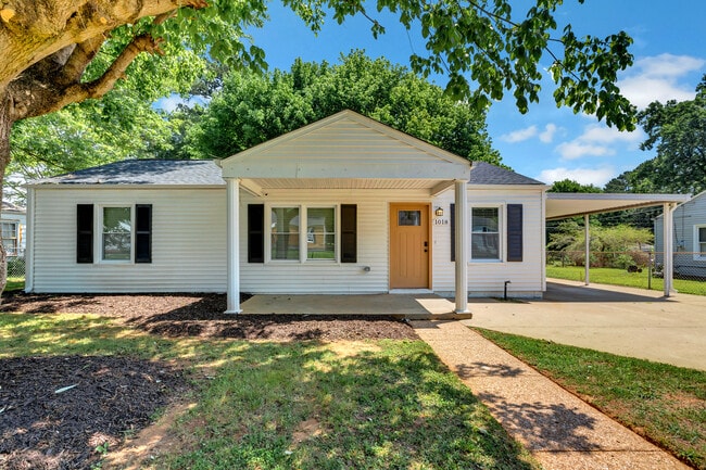 Building Photo - 1018 Fairway Dr NW