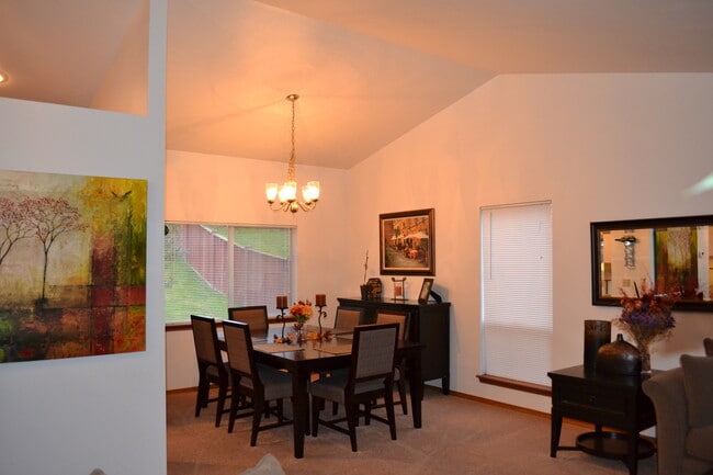 Photo - Federal Way tri-level rental home - 3 bedroom plus den, 3 bathrooms, 2 car garage!  Ready for lea...