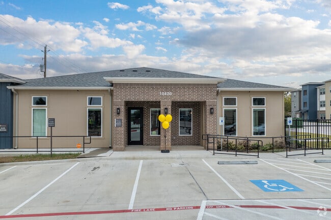 Entrada - Lofts at Hartsook