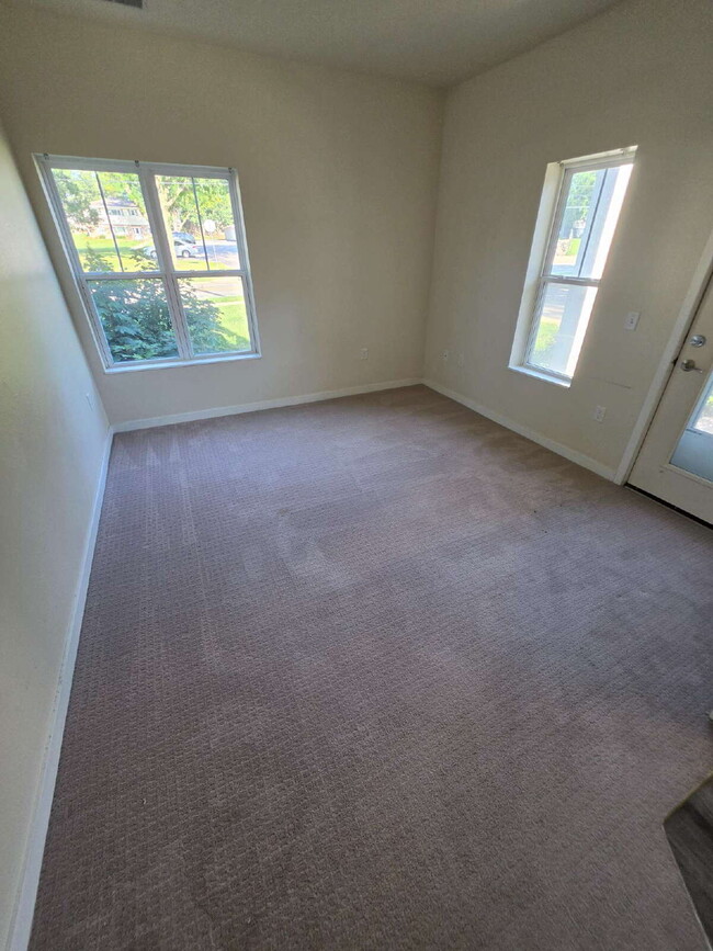 2 Bedroom | 1 Bathroom 2nd Floor Apartment Available RIGHT NOW!