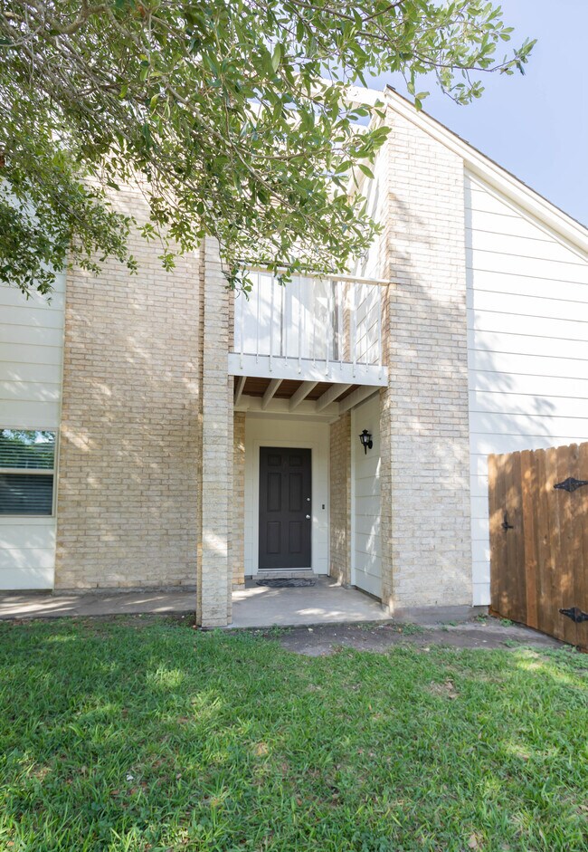 105 Maplewood Dr Townhome For Rent in Victoria, TX