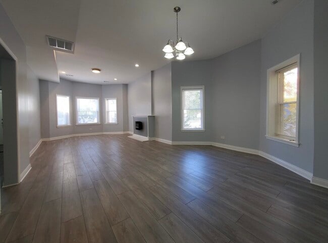 Photo - 943 W 59th St