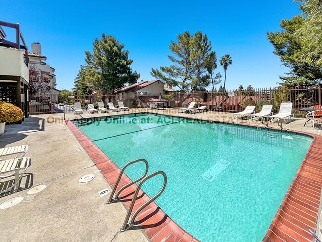 Building Photo - Bright 2BR/2BA Condo with Garage & Pool in... Unit APT 16