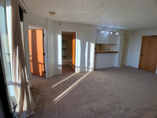 Photo - Honolulu (Salt Lake) - Plaza Landmark - 1 bedrooms with washer/dryer and 1 parking