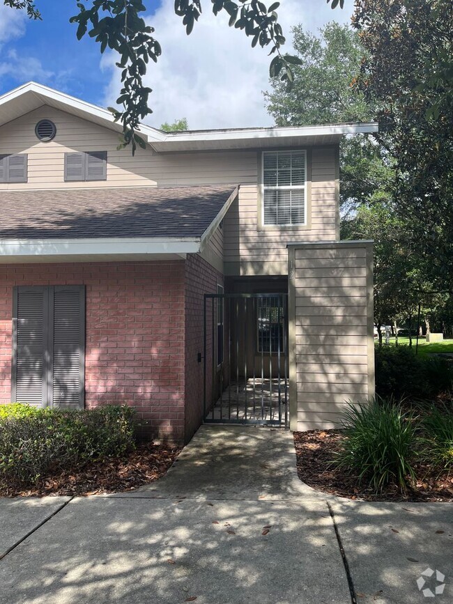 Building Photo - Beautiful Townhome - Woods Edge