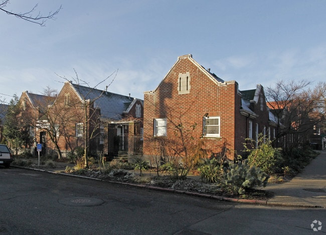 Building Photo - Broadway Court