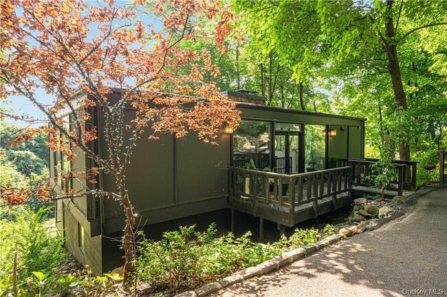 Photo - 185 Tweed Blvd