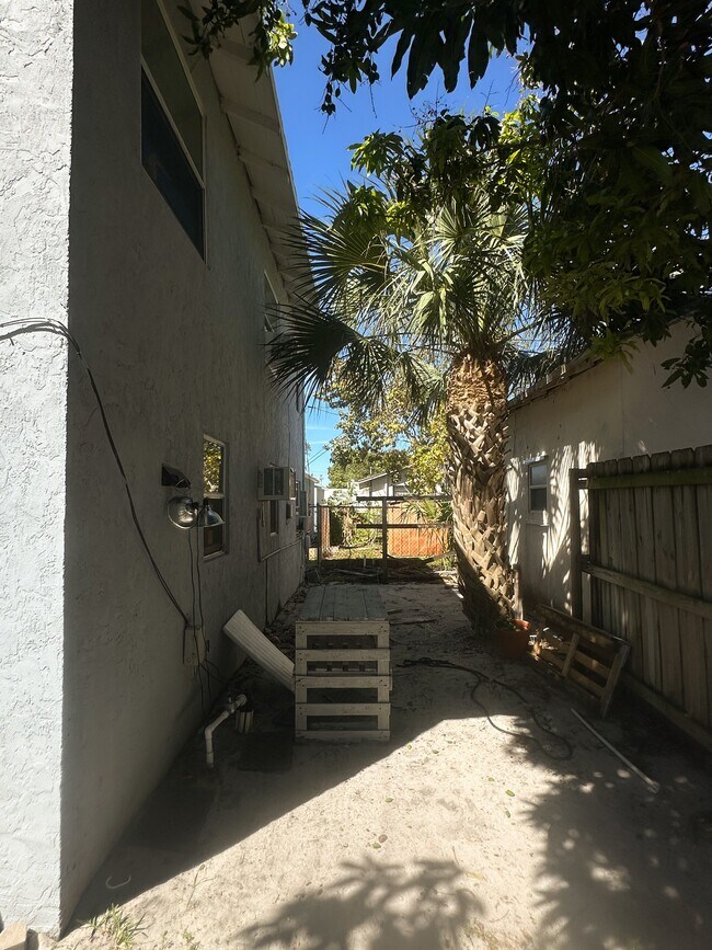 Lado - 529 Revere Rd