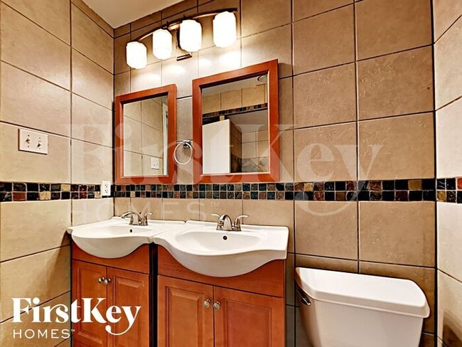 Photo - 213 E 5th St