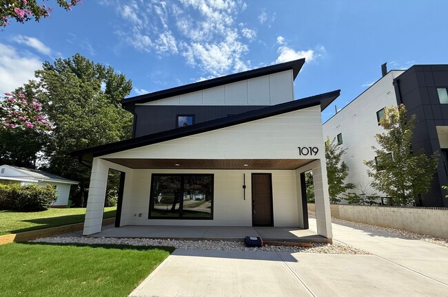 Building Photo - **OFFERING 50% OFF FIRST MONTH'S RENT** Br... Rental