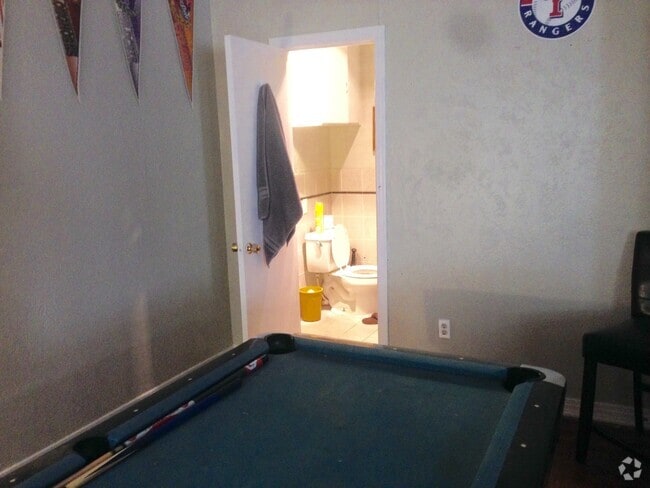 Building Photo - 2 bed 2 bath with a ton of SPACE!! Rental