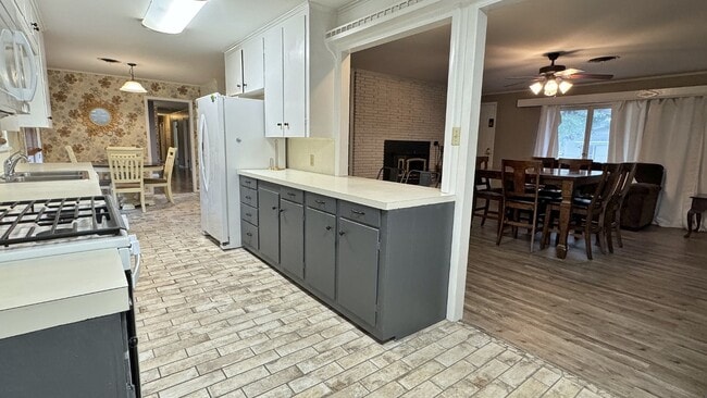 Photo - 102 N Pinecrest Dr