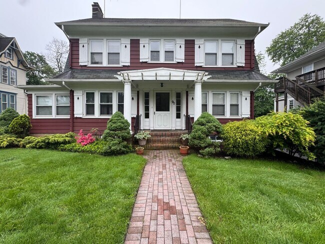 5 bedrooms, 2.5 bathrooms - 5 bedrooms, 2.5 bathrooms House