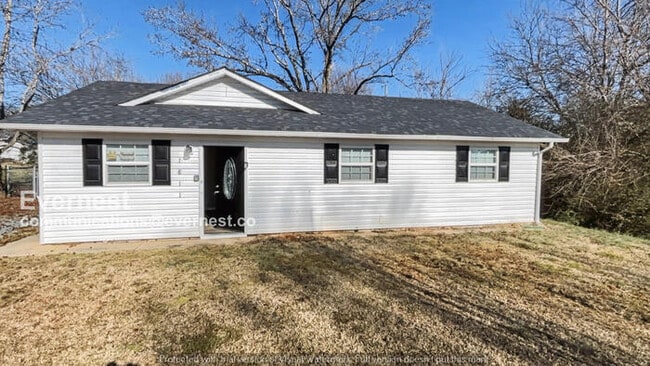 Building Photo - 3 Bed, 2 Bath Home with Off-Street Parking / Pet-Friendly / Vouchers Accepted / Available Now!