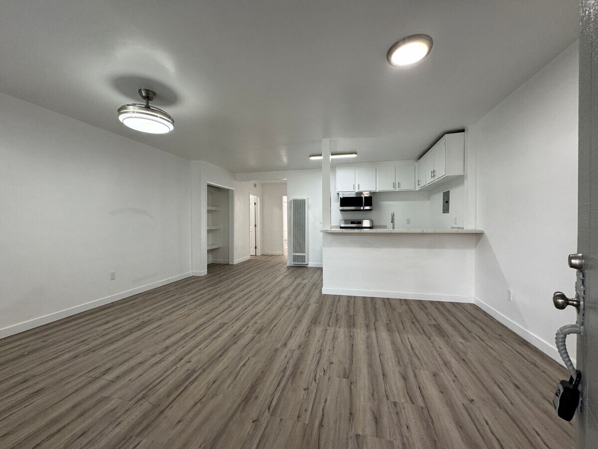 Photo - 15925 Victory Blvd