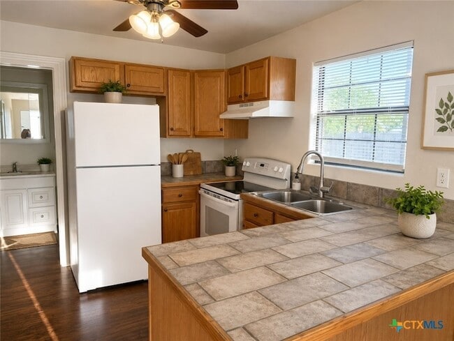 Photo - 661 W Austin St