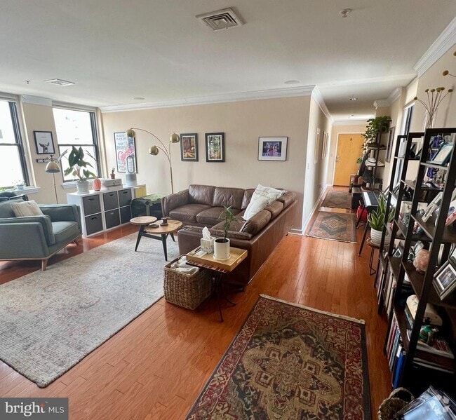 Building Photo - 1939 Chestnut St Unit 7D Rental