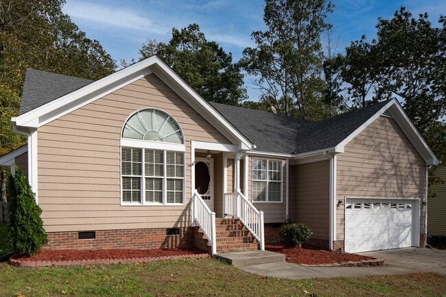 Building Photo - Wonderful 3 Bedroom, 2 Bath home, with 2 Car Garage, Huge Fenced-in yard, and Pet Friendly!