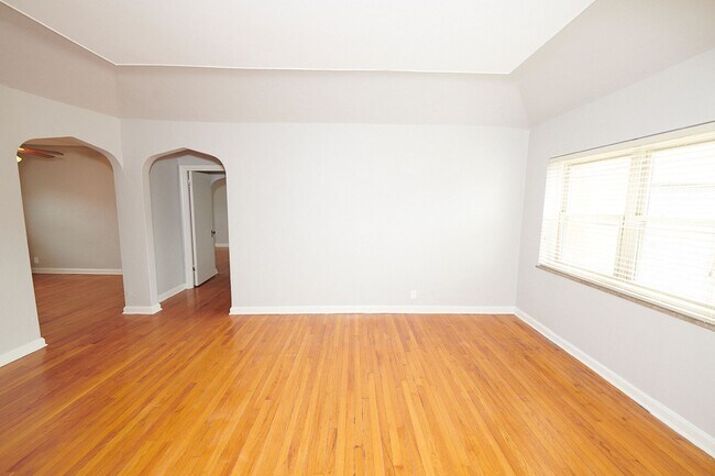 Photo - 5825 Lindenwood Ave Unit 5825-2N Lindenwood