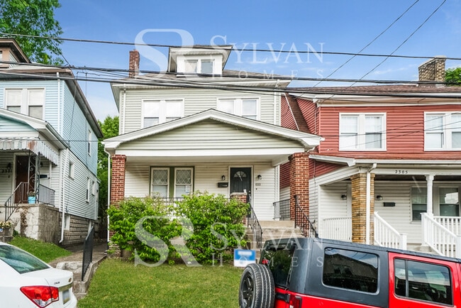 Building Photo - Welcome home to this lovely 3 bedroom, 1 b...