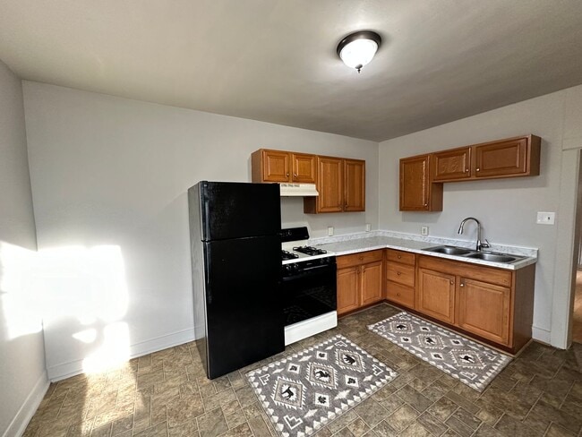 Building Photo - 114 N Queen St Rental