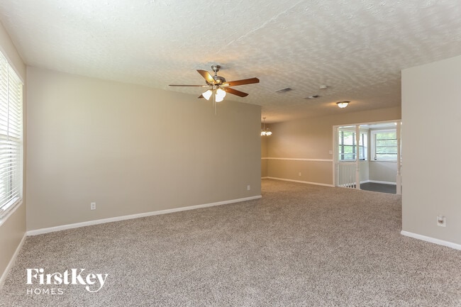 Photo - 2517 Columbine Dr N