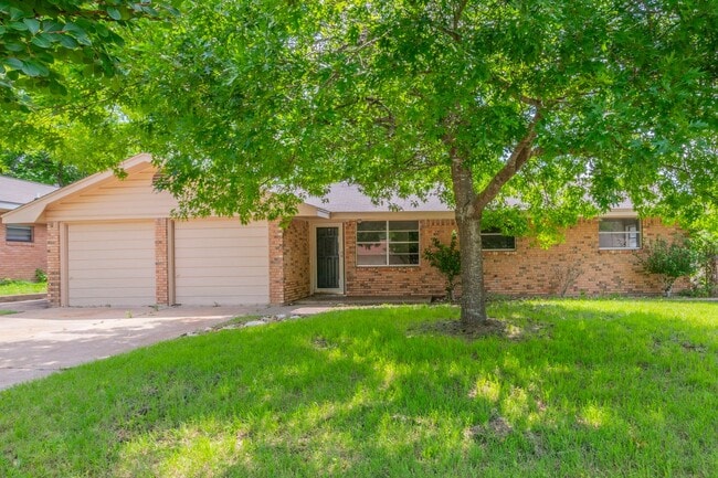 Building Photo - 4 Bed 3 Bath Brick Home with Fenced Yard