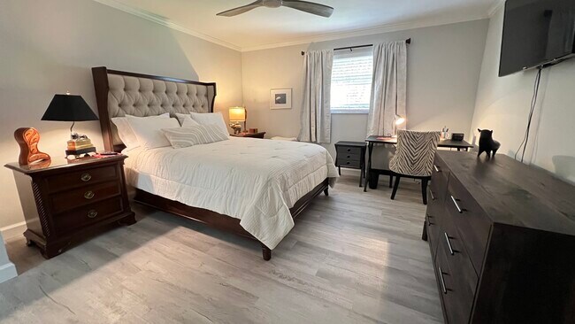 Master Queen Bedroom - 1517 Chesapeake Ave Unit 1517 Chesapeake Avenue