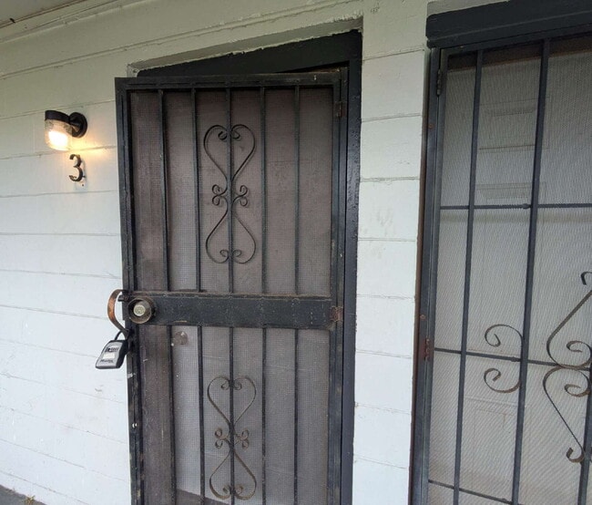 Building Photo - "Cozy 2-Bedroom, 1-Bath Haven Near Brentwood Park" Unit 3